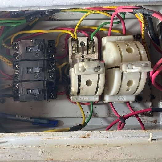 Tủ điện cháy do ngâm nước mà aptomat không nhảy